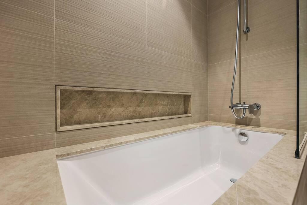 First Class 1br Heart Of Tranquility Apartment Dubai